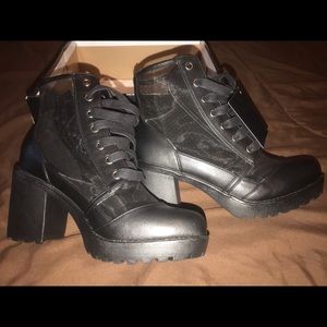Mesh boot heels